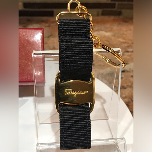 Salvatore Ferragamo Vara Ribbon Key Ring/ Bag Charm- NIB❤️🔥😍 - Picture 3 of 17